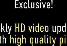 Dikke lesbiennes Sara Jay en Nina Kayy wrijven natte kutjes in badkamer