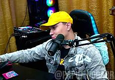 ברונה קרלוס מדריכה את רואן עם דיבור מלוכלך בפודקאסט ציבורי