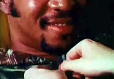 Wanita hitam vintage berpayudara besar di adegan interracial antik