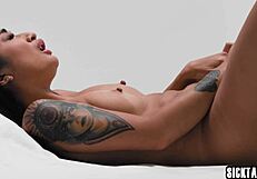 아시안 밀프 에이버리 블랙이 완벽한 몸으로 솔로 자위, 작은 18+ 가슴과 엉덩이 만져