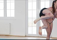 Фемдом-сессия: Амира Адара доминирует с полной силой