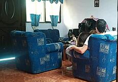 Adik aku ingat rumah kosong, main dengan boyfriend kat ruang tamu, aku nak tunjuk video ni kat mak ayah