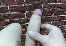 Sie neckt meinen großen Schwanz in Shorts, lässt mich hart allein wichsen