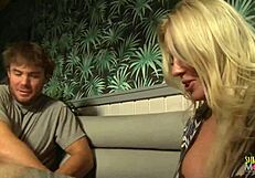 金发熟女的光滑骚穴在桌下被挑逗，然后反向女上位！