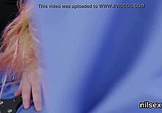 كيتي حارة تصرخ من الألم في علاج طيزها المؤلم