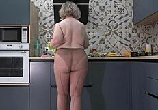 Hey, was nimmst du zum Frühstück—mich oder Eier? Kurvige Frau in Nylon-Strumpfhose!