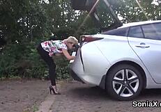 Sadakatsiz İngiliz Milf Lady Sonia Dev Memelerini Cesurca Flaşlıyor