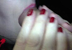 Hosszan szopja a farkat, széthúzza a makkot, lenyeli a spermát