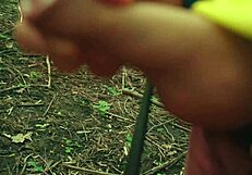 Dos amigos deciden follar en la naturaleza después del picnic