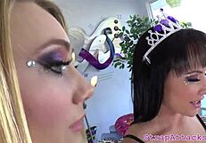 Доминирующие девчонки связывают и пеггят своего беспомощного раба жестко