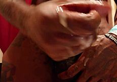 嘿，要不要跟我和Hallelujah Johnson一起在浴室玩点刺激的？