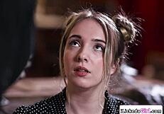 Busty lezbijska milf dominira tinejdžerkom 18+ ližući dupe.