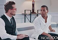 yakışıklı iş adamı yakışıklı siyah gay erkeği rimjob yapar ve siker