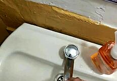 哇！年轻家伙大鸡巴在餐厅厕所猛烈自慰！