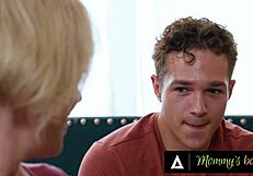 Ej, vidi milf Dee Williams uhvaćenu u anal tajni od pastorka! 😱