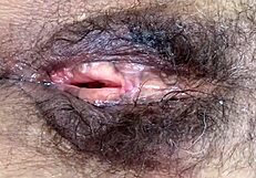 Обожавам да показујем своју велику длакаву пичку пре и после дивљег јебања