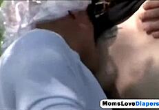 Outdoor esmer MILF meme emzirirken anal strap-on kullanıyor.