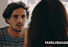 الكوغار المطلقة سايرين دي مير تُغوى من صديق ابنها تايلر نيكسون