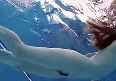 Adolescente rusa 18+ Anna Netrebko se quita el bikini junto a la piscina, mostrando coño apretado y tetas pequeñas 18+