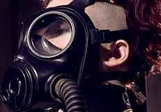 빨강머리 노예가 장치 본디지에서 손가락질 당하고 재갈 물려