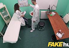 أطباء مستشفى مزيفون يقذفون قذف ساخن على طالبة إسبانية