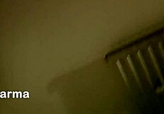 זריקה בפנים בחדר אמבטיה תוך כדי סקס עם הבייבי ההודית הרטובה החמה קאויה שרמה