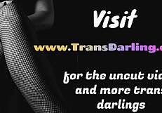 فتاة ترانس تلعب بمؤخرتها في لعب فردي