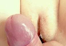 हे, मेरी गर्लफ्रेंड की स्टेपडॉटर को अपनी बालों वाली कुंवारी चूत रगड़ते देखो