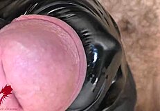 Extrémní detail latexových rukavic na močové trubici s intenzivním výstřikem