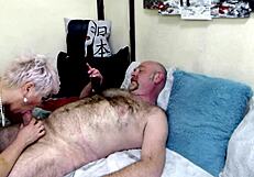 Γαμώτο, αυτή η ώριμη πόρνη γλείφει την πούτσα του φαλακρού και παίρνει σπέρμα στο πρόσωπο!