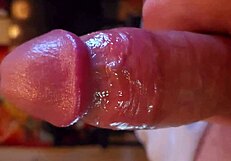 Plagen en strelen mijn harde lul in close-up solo actie.