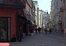 Jeny Smith fa giravolta audace con gonna alzata in pubblico