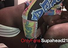 تبادل شاب ذو زب كبير في بناطيل ضيقة - غير محرر في بريميوم