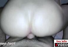 توينك مثلي يأخذ زب كبير صلب في دوغي بدون واقي منظور