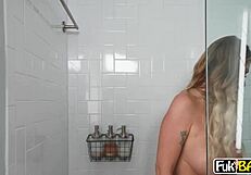 Hé, láttad már Lolly Damest a legújabb anál klipjében? Mélyen veszi!