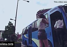 Някой познава тази JAV порнозвезда или пълната сцена в автобуса?