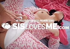 Geile gast betrapt stiefzusje bij het jatten van condooms