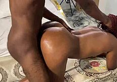 Ebony güzeli am yalama ve doggystyle'e dalıyor, büyük siyah götü hardcore anal ve rimming tapınması alıyor