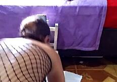 Ekshibicionistka punčka upognjena v doggy stilu 😜