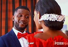 יום חתונה הופך פראי עם ליקינג כוס של הכלה השחורה