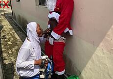 Le Père Noël apporte une surprise hardcore de Noël à une bombe hijab. Rejoins Red pour plus de baise sauvages !