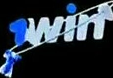 Sophia gémit fort pendant que son gros cul splendide claque une bite monstre