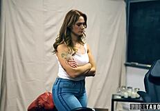 Pure Taboo - Zoufalá milf Siri Dahl hledá umělé oplodnění od divného doktora