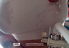 Brasiliansk het husmor blottar stora tuttar naken medan hon diskar!