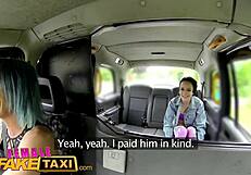 Lesbičky řížou straponem v těsném autě