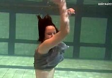 Katya Okuneva zeigt wippende Titten in schickem Kleid am Pool