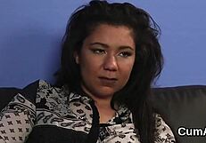 Sexy babe tar en massiv cumshot og svelger hver dråpe