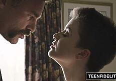 نجمة Teenfidelity Celestia Vega تُمارس الجنس بقوة مع صب على صدرها المنتصب