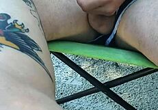 Kerel Trekt Af op Publiek Strand, Spuit op Benen