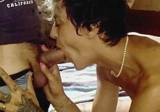 Vill du att jag suger din kuk medan du knullar min rakade fitta?